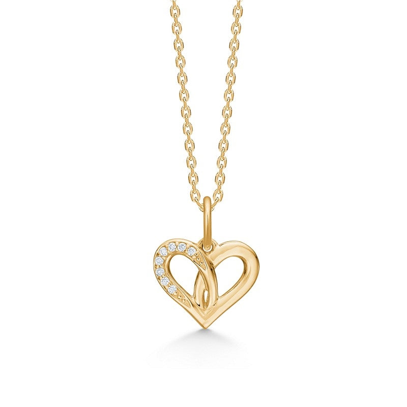 Hjertevedhæng i 14 kt guld med 8 diamanter fra Mads Z Gold Label på forgyldt sølvkæde.